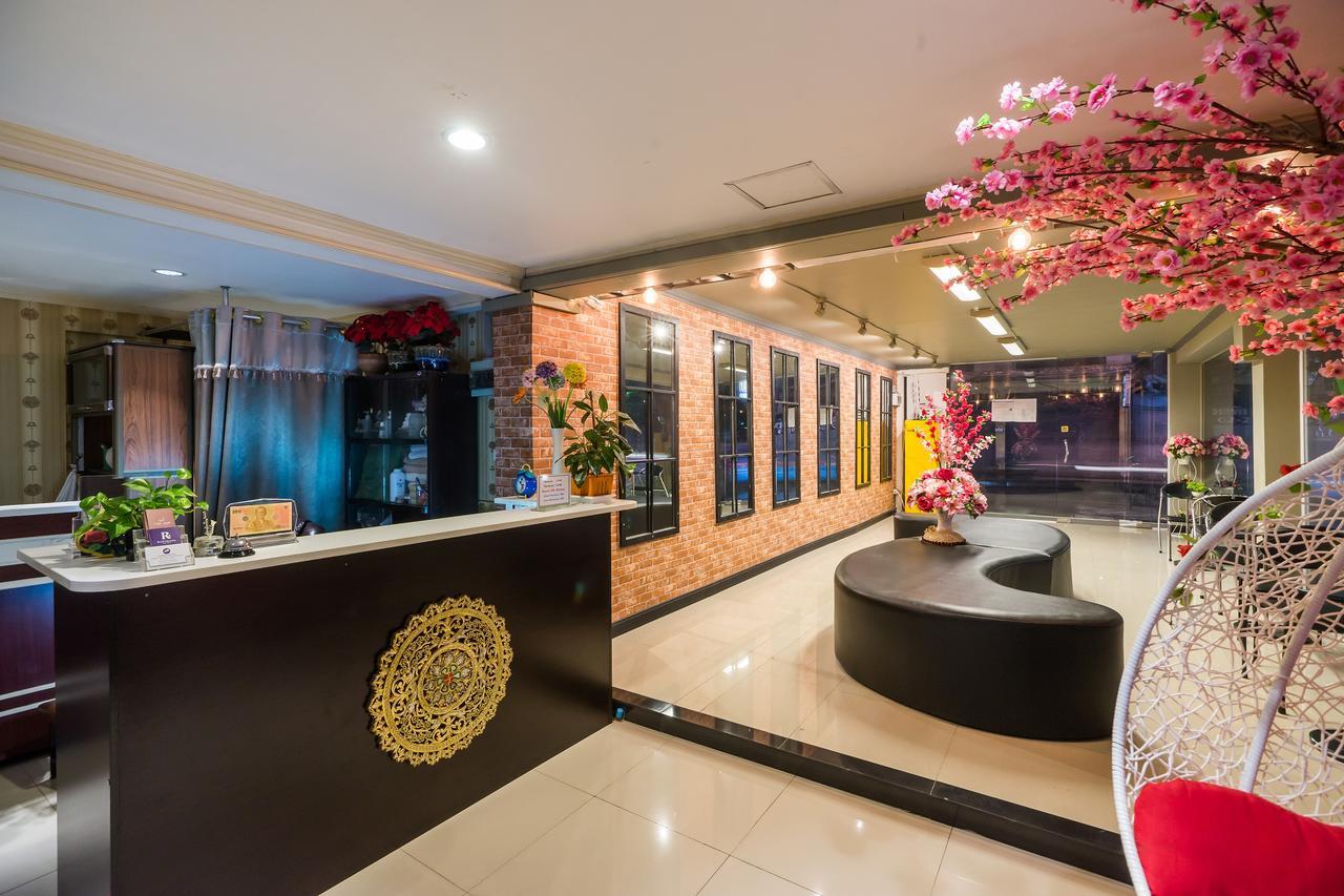 The Corner Ratchada Hotel Bangkok Bagian luar foto
